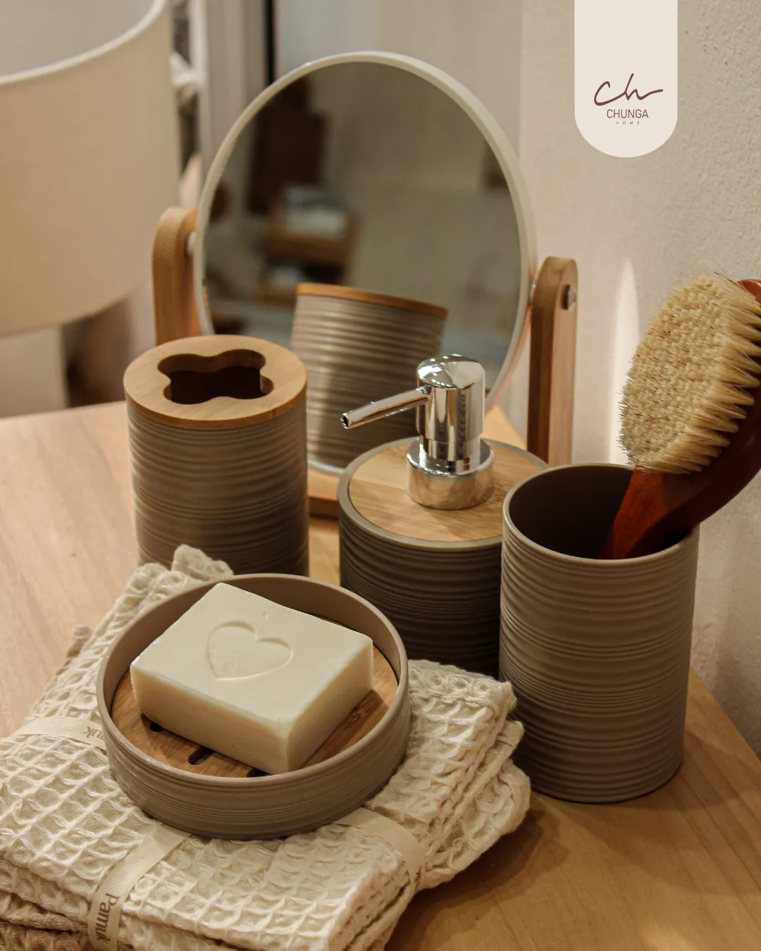 Set de Accesorios de Baño de Cerámica y Bambú - Image 3
