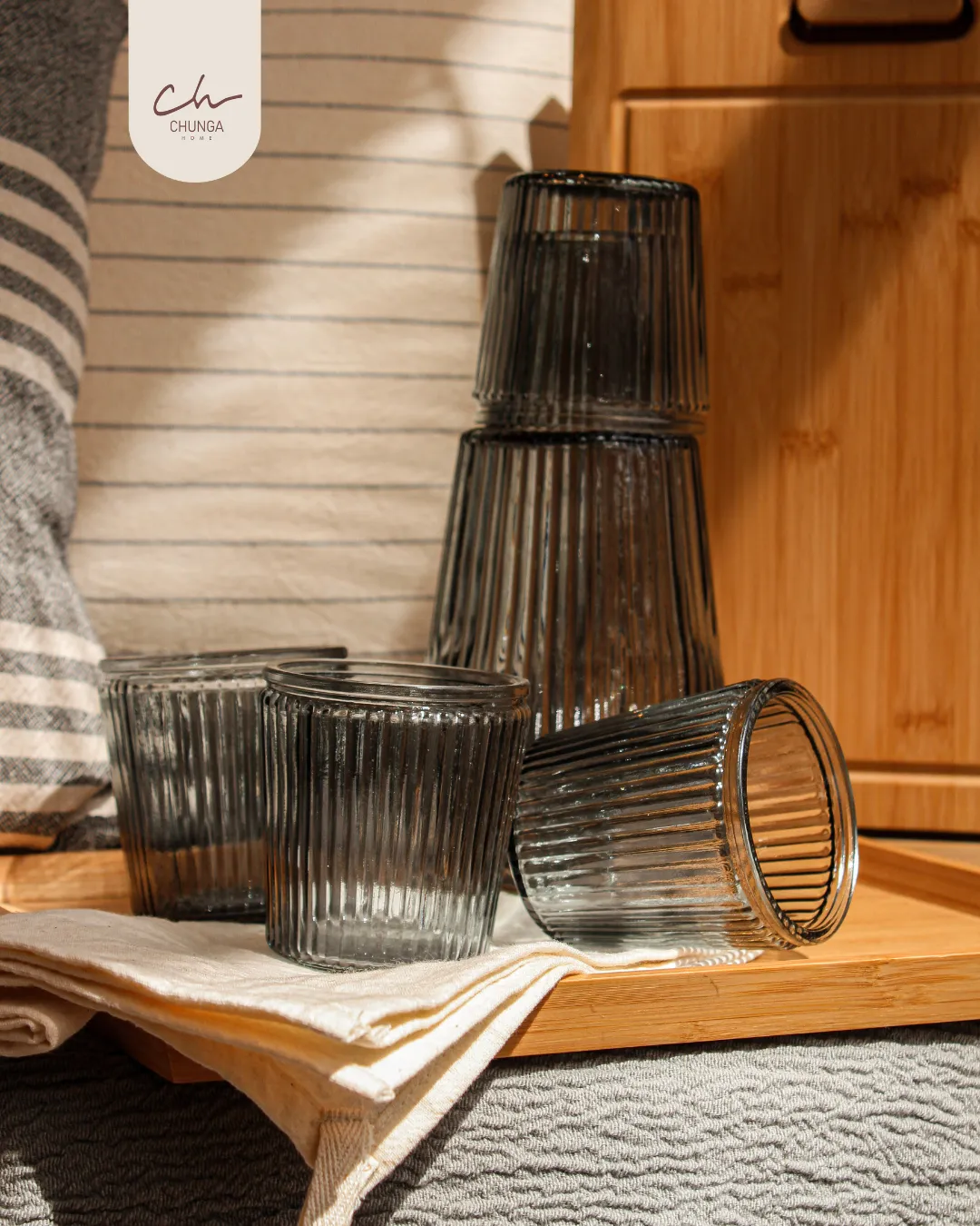 Set de Botella y Vasos x4 de Vidrio Acanalado Ahumado