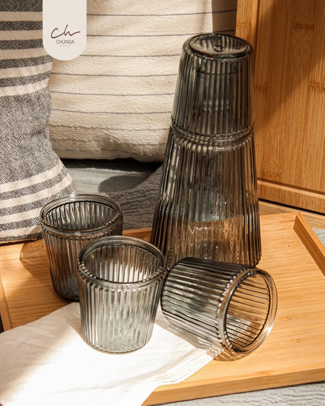 Set de Botella y Vasos x4 de Vidrio Acanalado Ahumado - Image 2