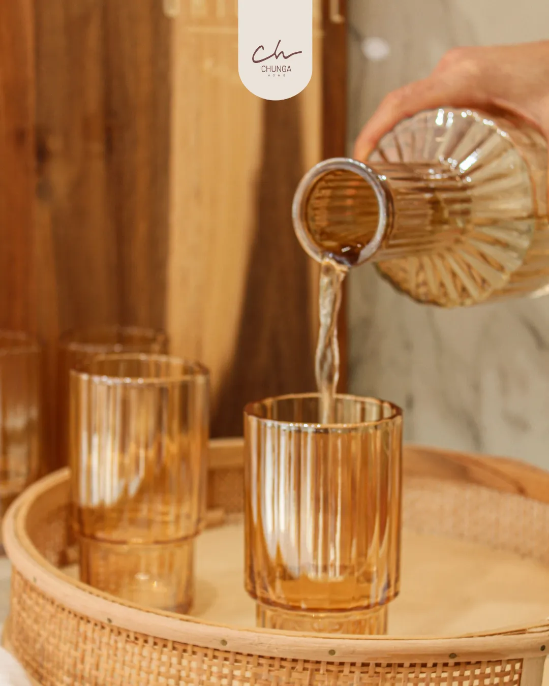 Set de Botella y Vasos x6 de Vidrio Acanalado Ámbar Claro - Image 3