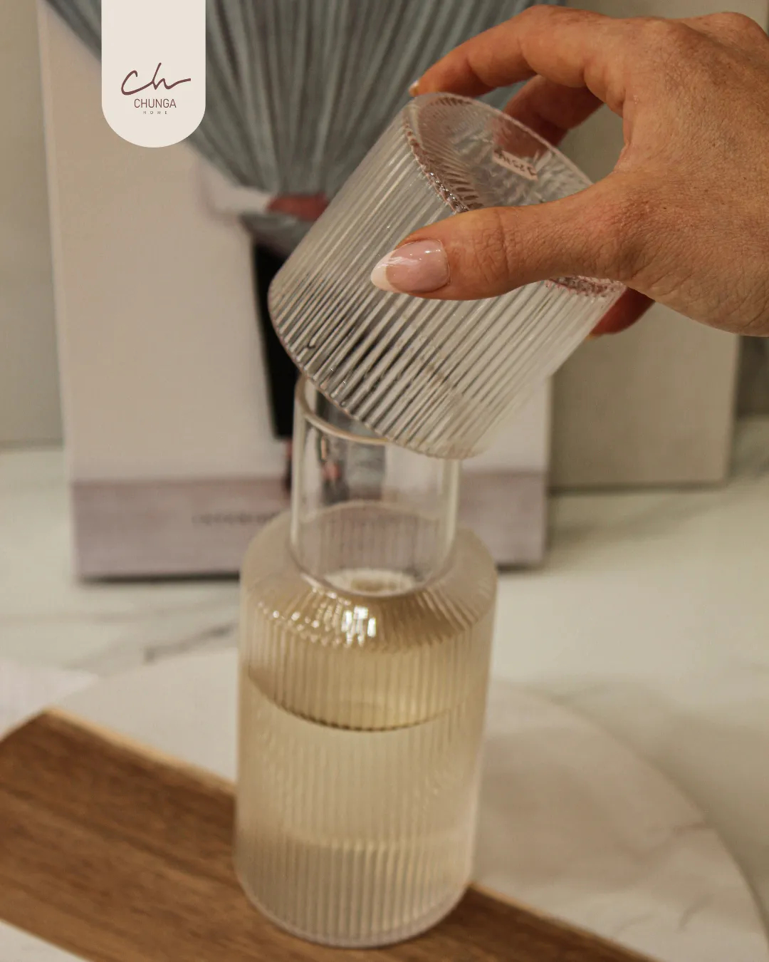 Botella con Tapa de Vaso Acanalada - Image 2