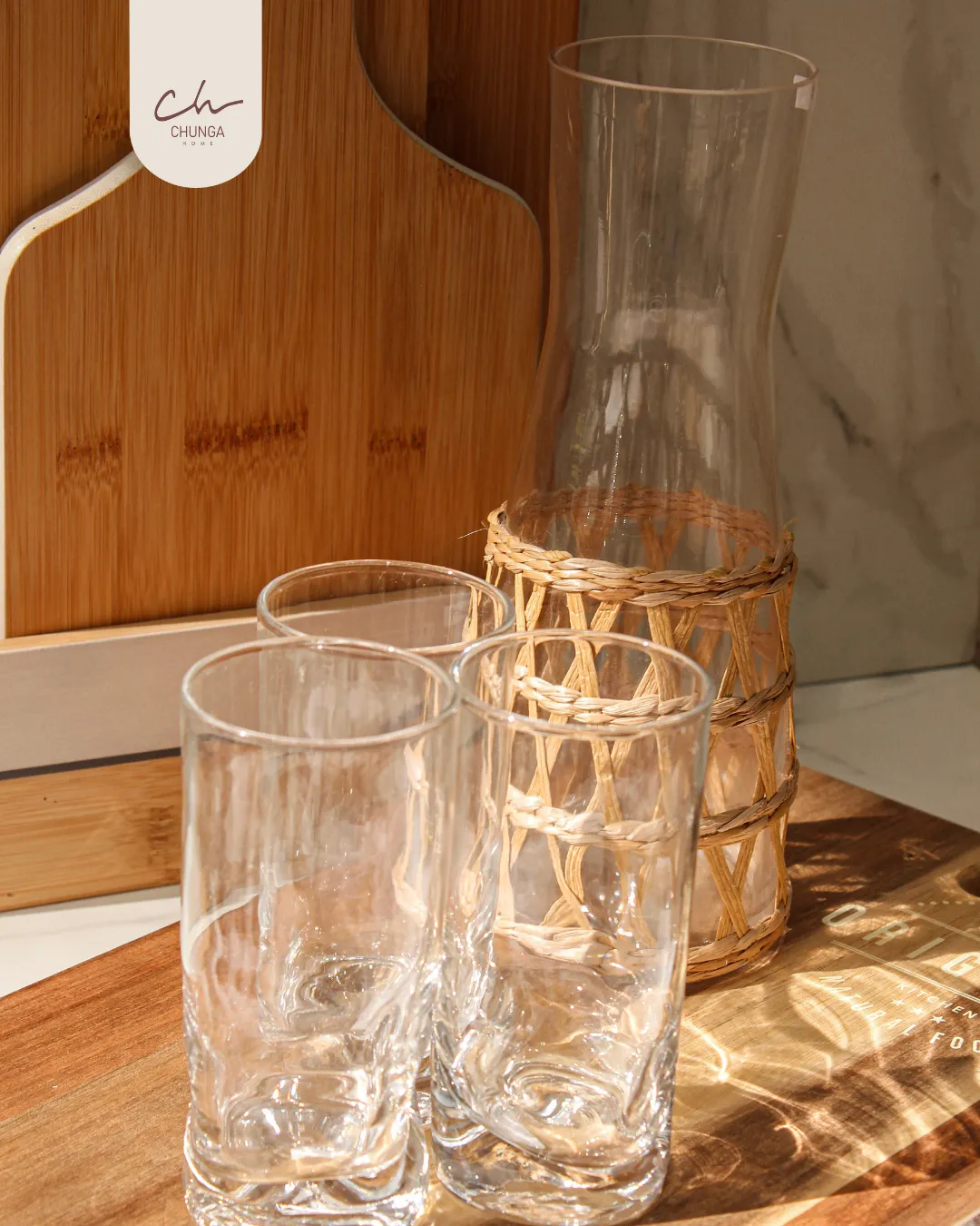 Set de Jarra de Vidrio con Envoltura de Ratán y Vasos x3 - Image 2