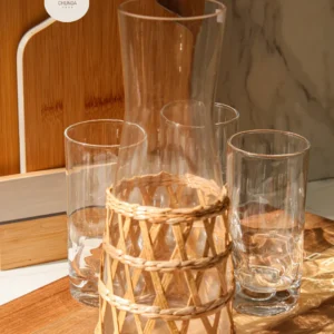 Set de Jarra de Vidrio con Envoltura de Ratán y Vasos x3