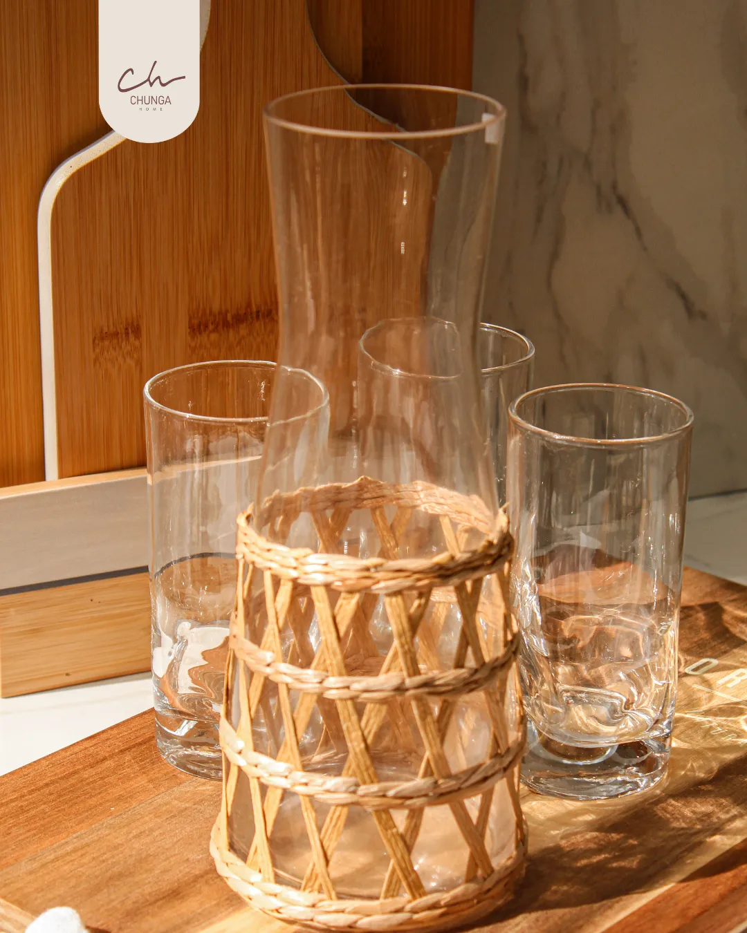 Set de Jarra de Vidrio con Envoltura de Ratán y Vasos x3