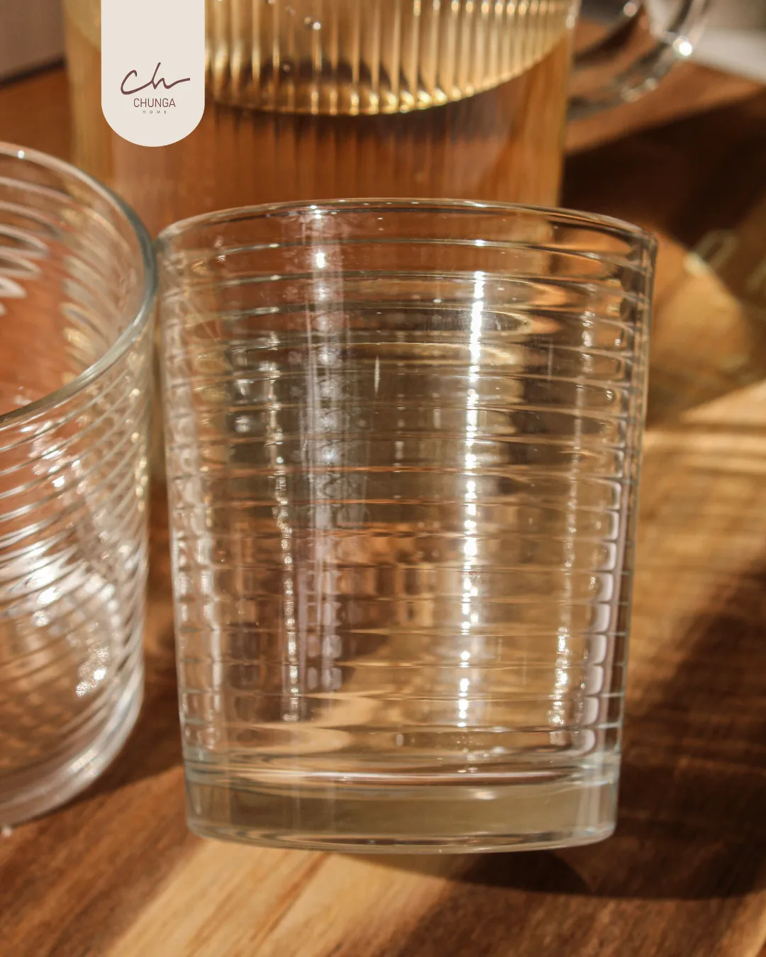 Set de Jarra y Vasos x2 de Vidrio Acanalado - Image 2