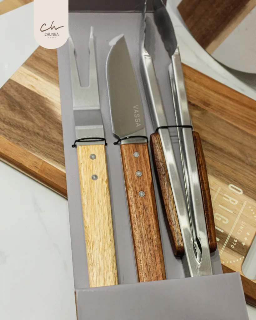 Set de Trinchar Premium: Cuchillo, Tenedor y Pinza con Mangos de Madera