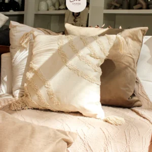 Almohadón con Funda de Relieve y Flecos