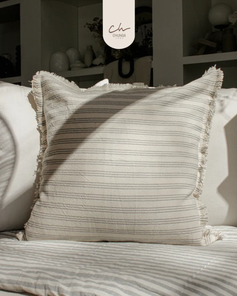 Almohadón 50×50 – Funda Rayada y Flecos