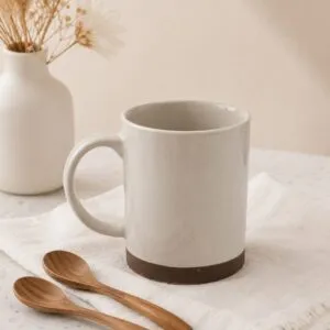 Taza con borde marrón
