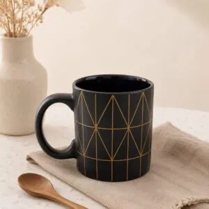 Taza negra con líneas