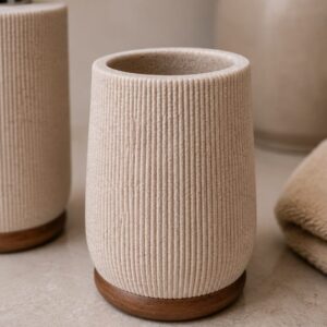 Vaso Portacepillos En Acabado Arena Con Base De Madera